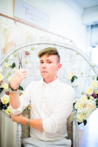 photo du créateur de robes de mariée Thom De Corbie dans son atelier.
