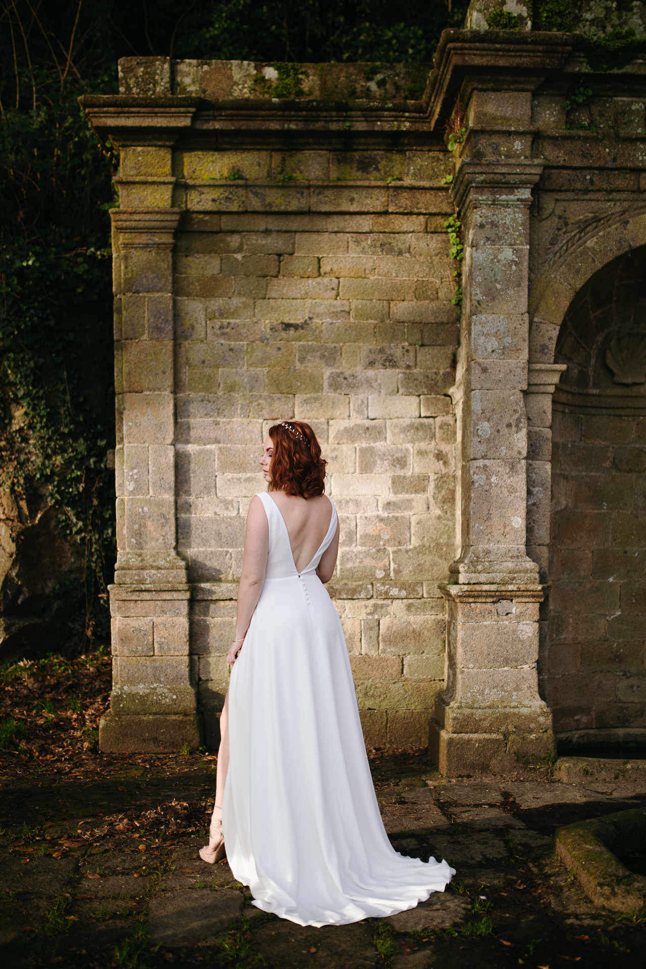 Femme portant une robe de mariée simple en Bretagne créée par Thom De Corbie.