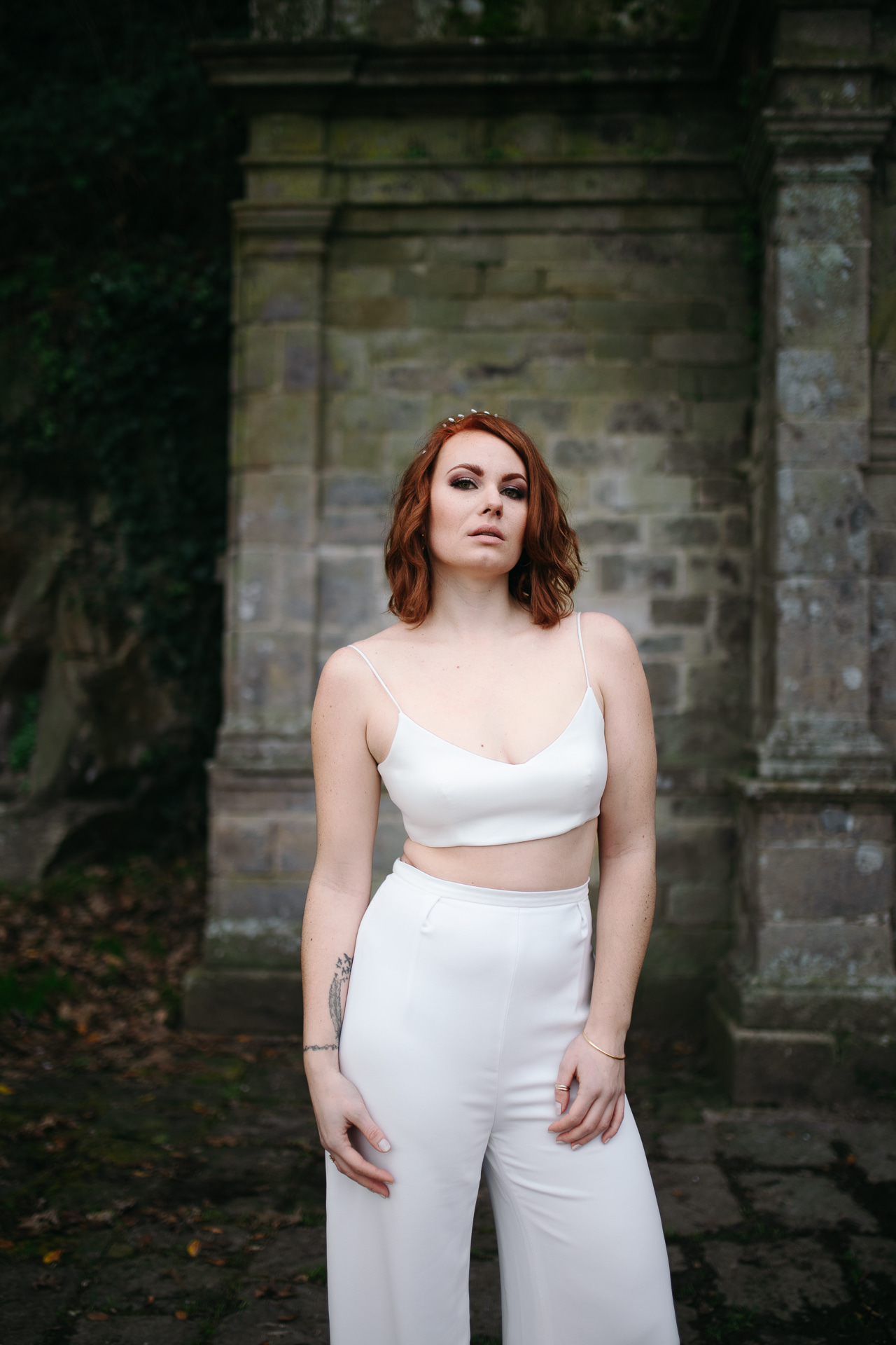 Femme portant une robe de mariée simple en Bretagne créée par Thom De Corbie.