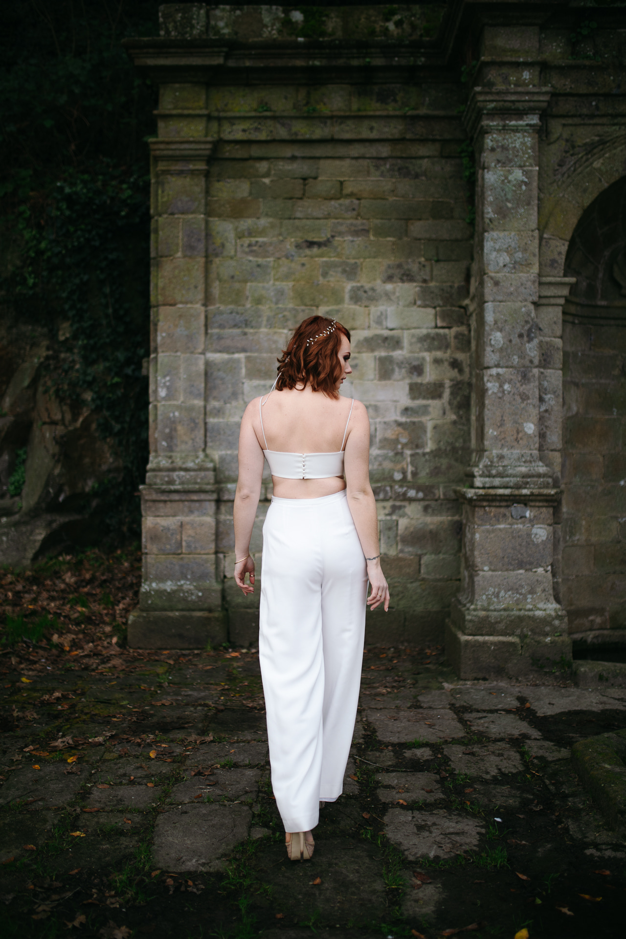 Femme portant une robe de mariée simple en Bretagne créée par Thom De Corbie.