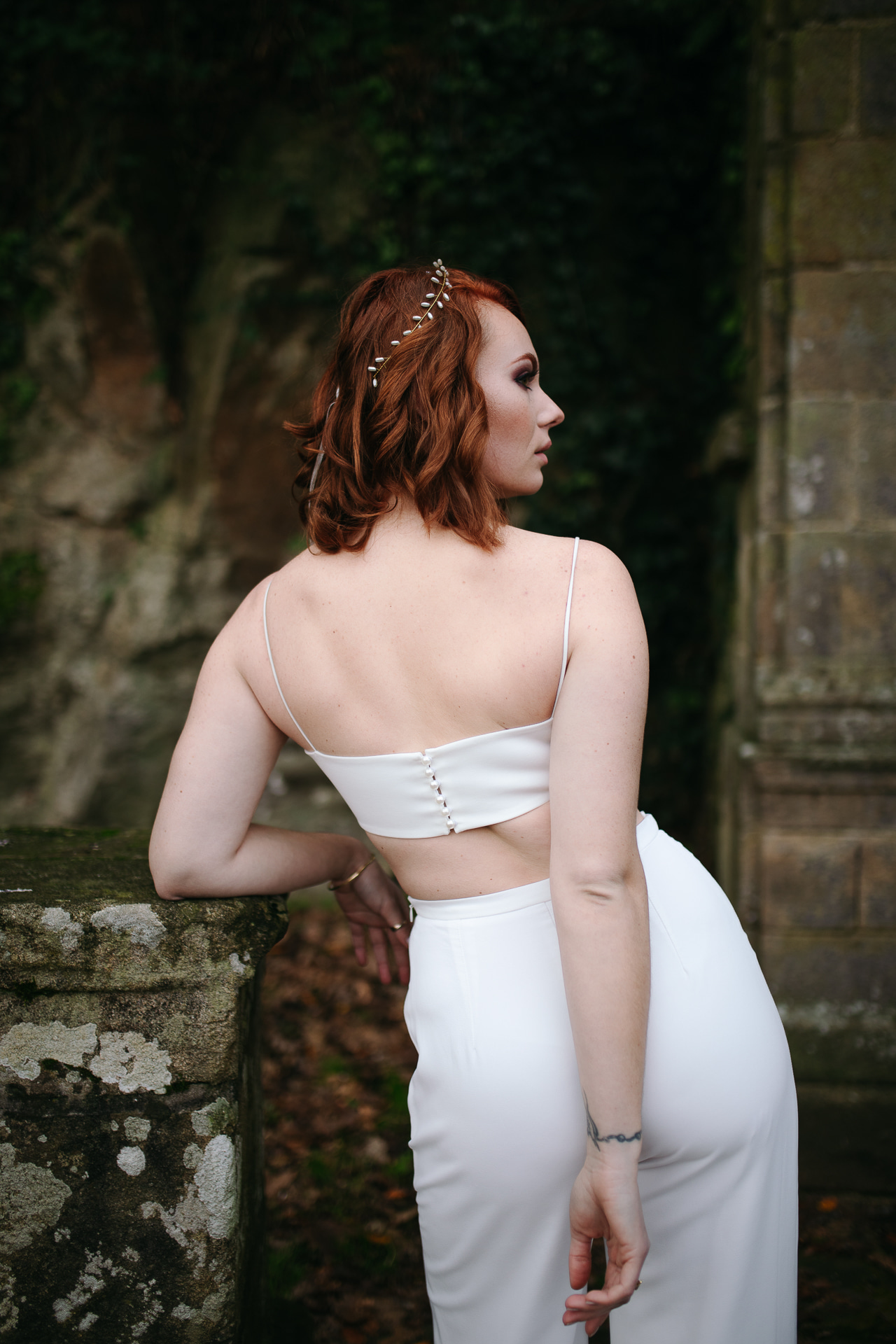 Femme portant une robe de mariée simple en Bretagne créée par Thom De Corbie.