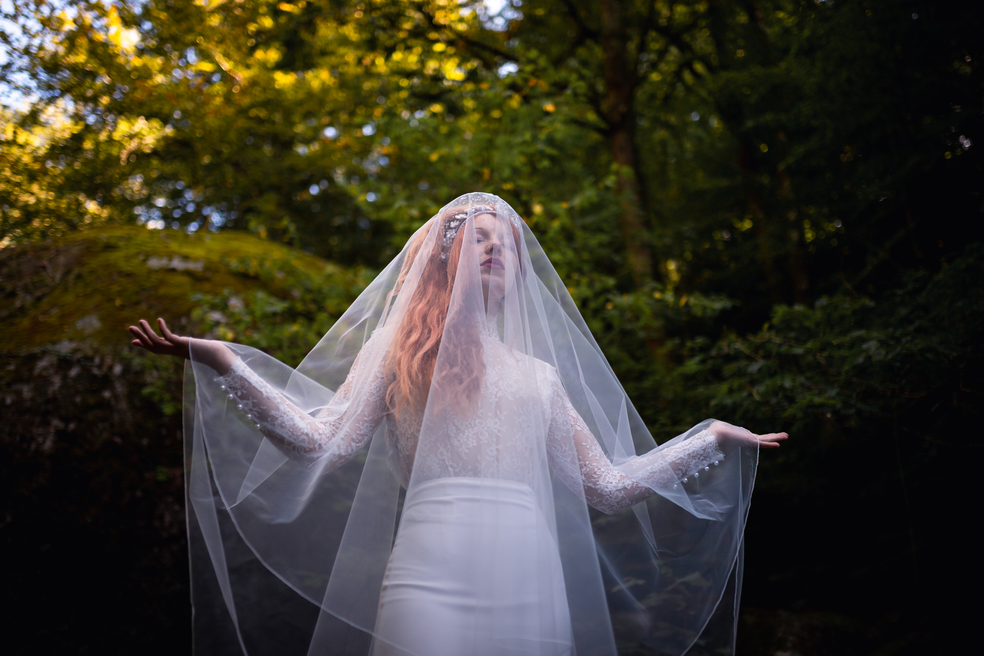 Femme portant une robe de mariée en dentelle en Bretagne.