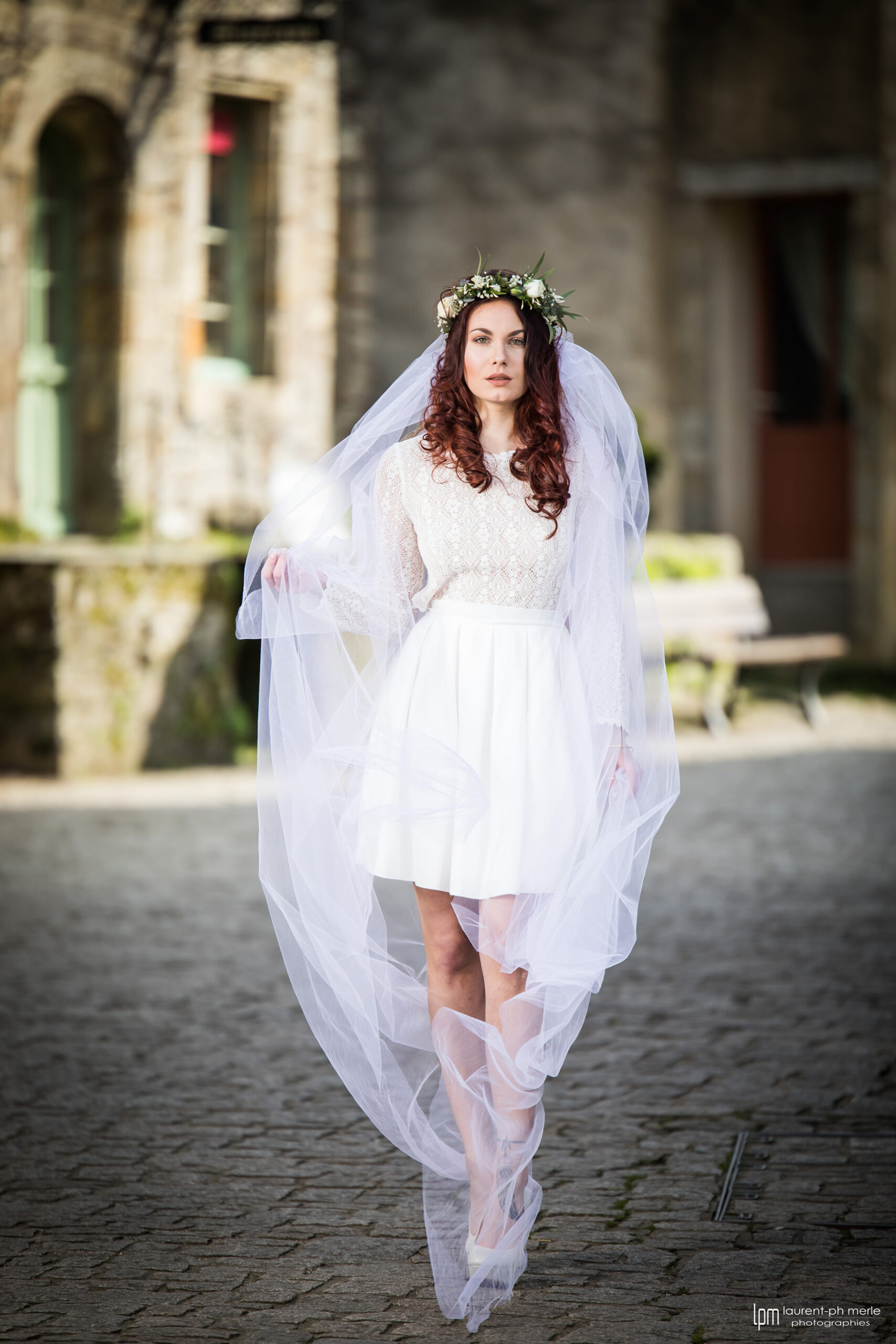 Femme portant une robe de mariée courte en Bretagne.
