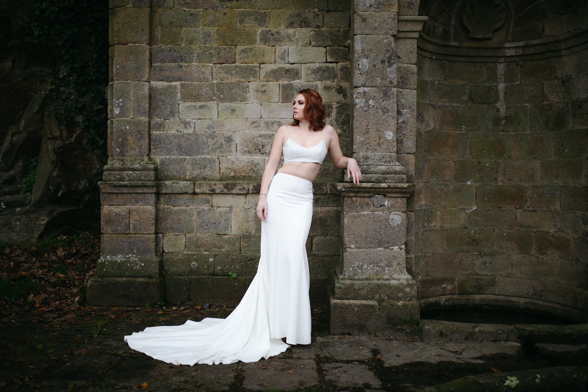 Femme portant une robe de mariée sirène en Bretagne créée par Thom De Corbie.
