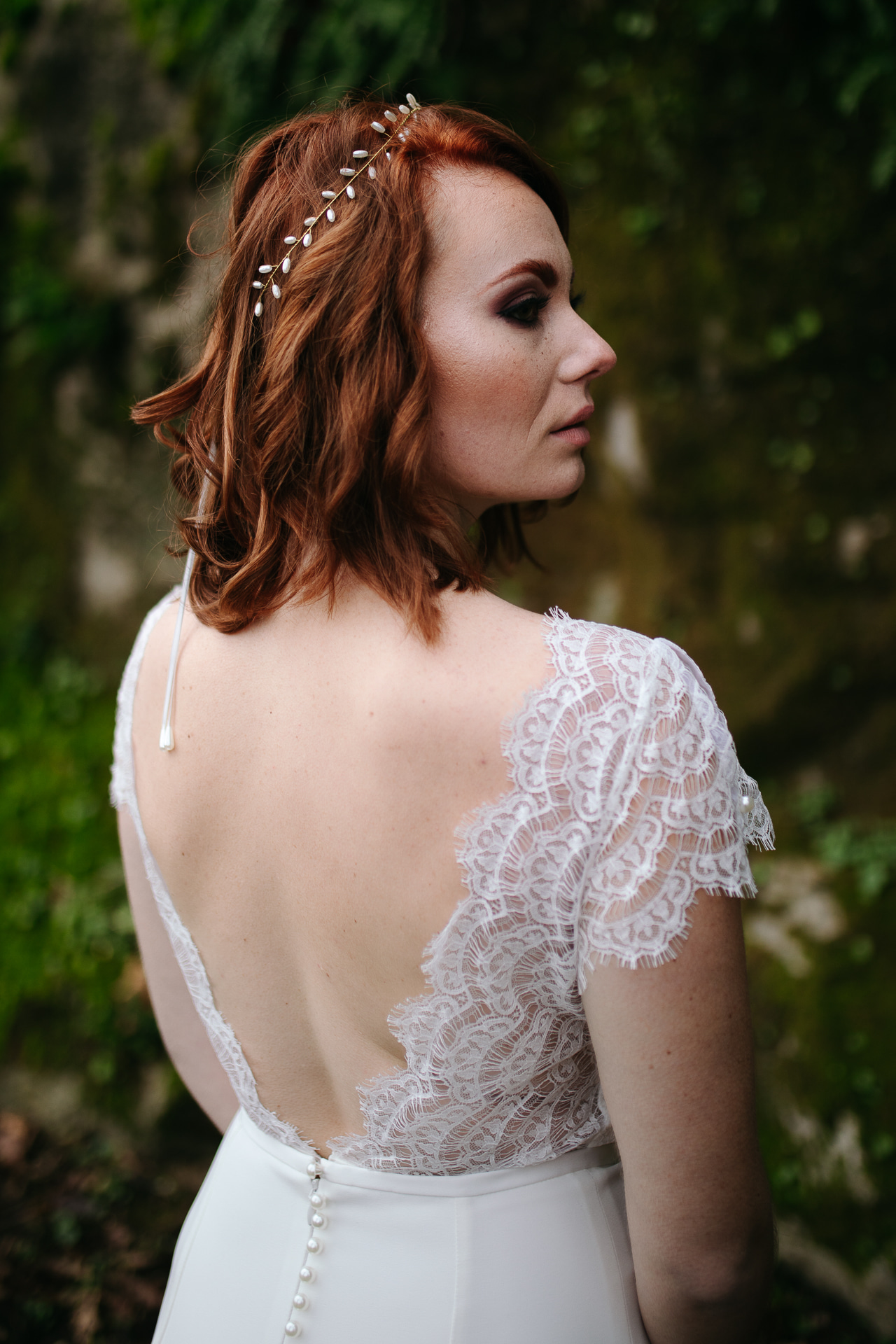 Femme portant une robe de mariée en dentelle en Bretagne.