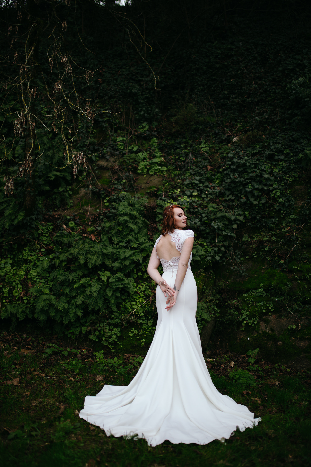 Femme portant une robe de mariée sirène en Bretagne.