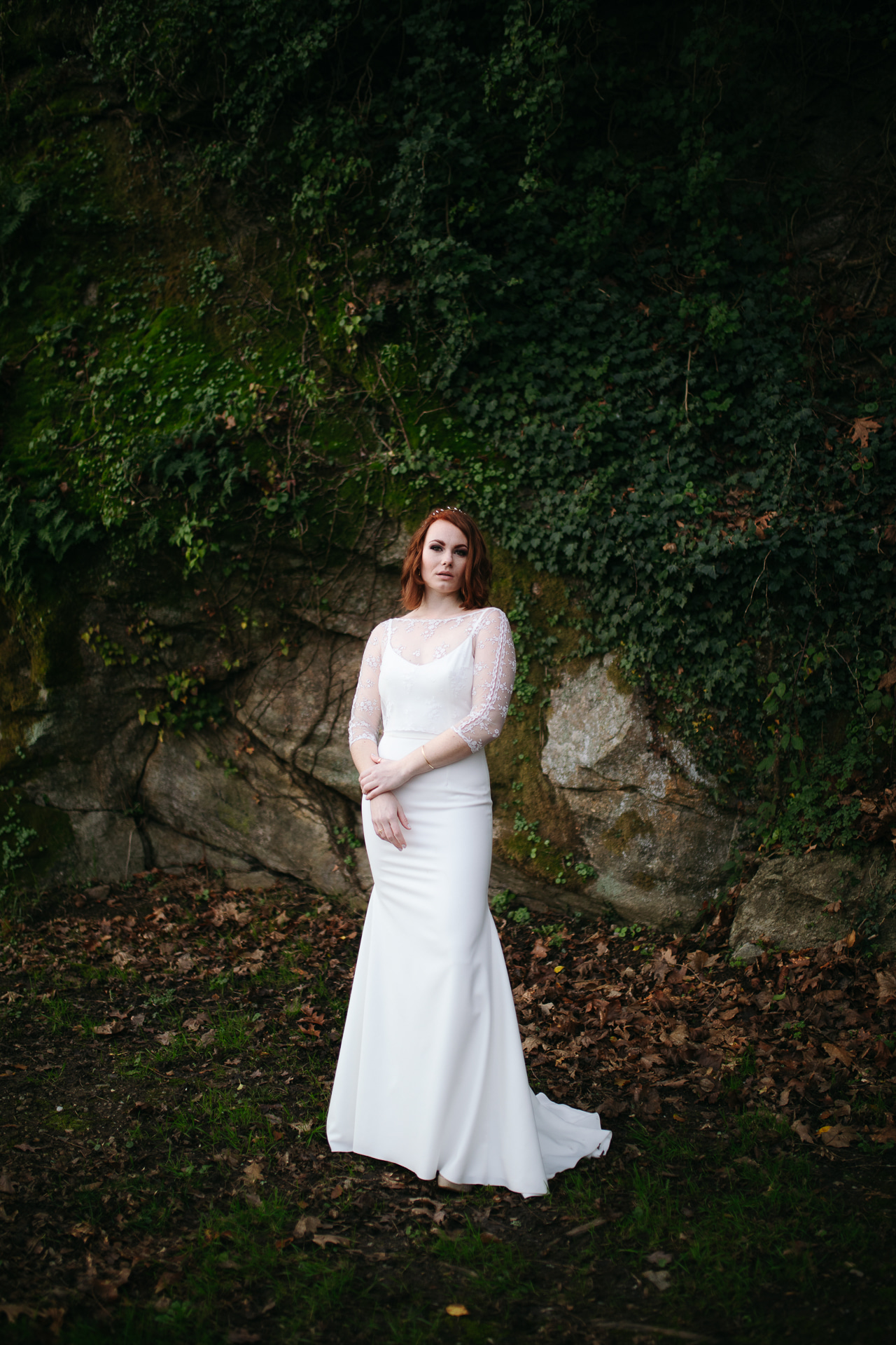 Femme portant une robe de mariée en dentelle en Bretagne.