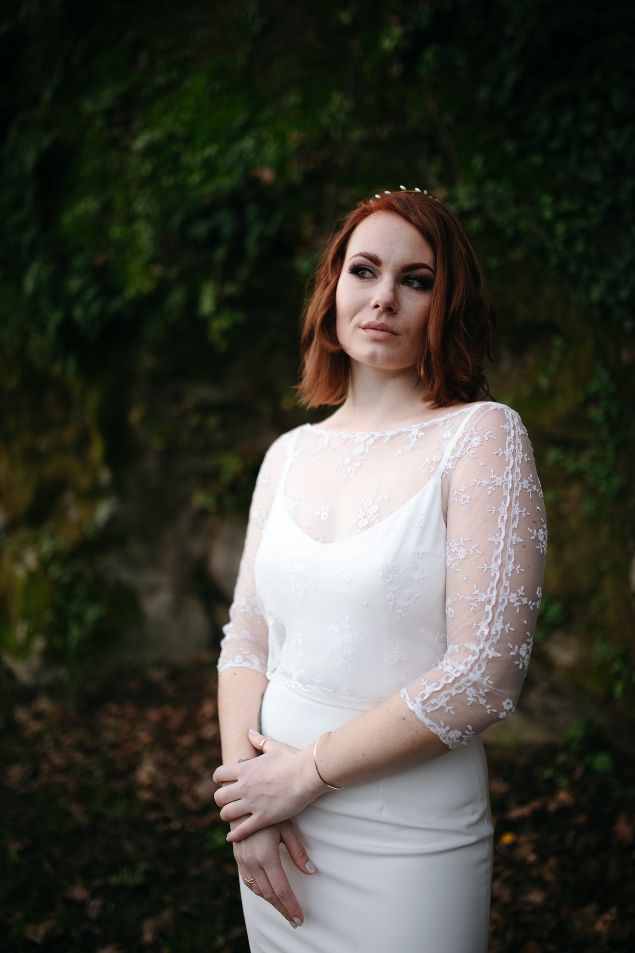 Femme portant une robe de mariée en dentelle en Bretagne.