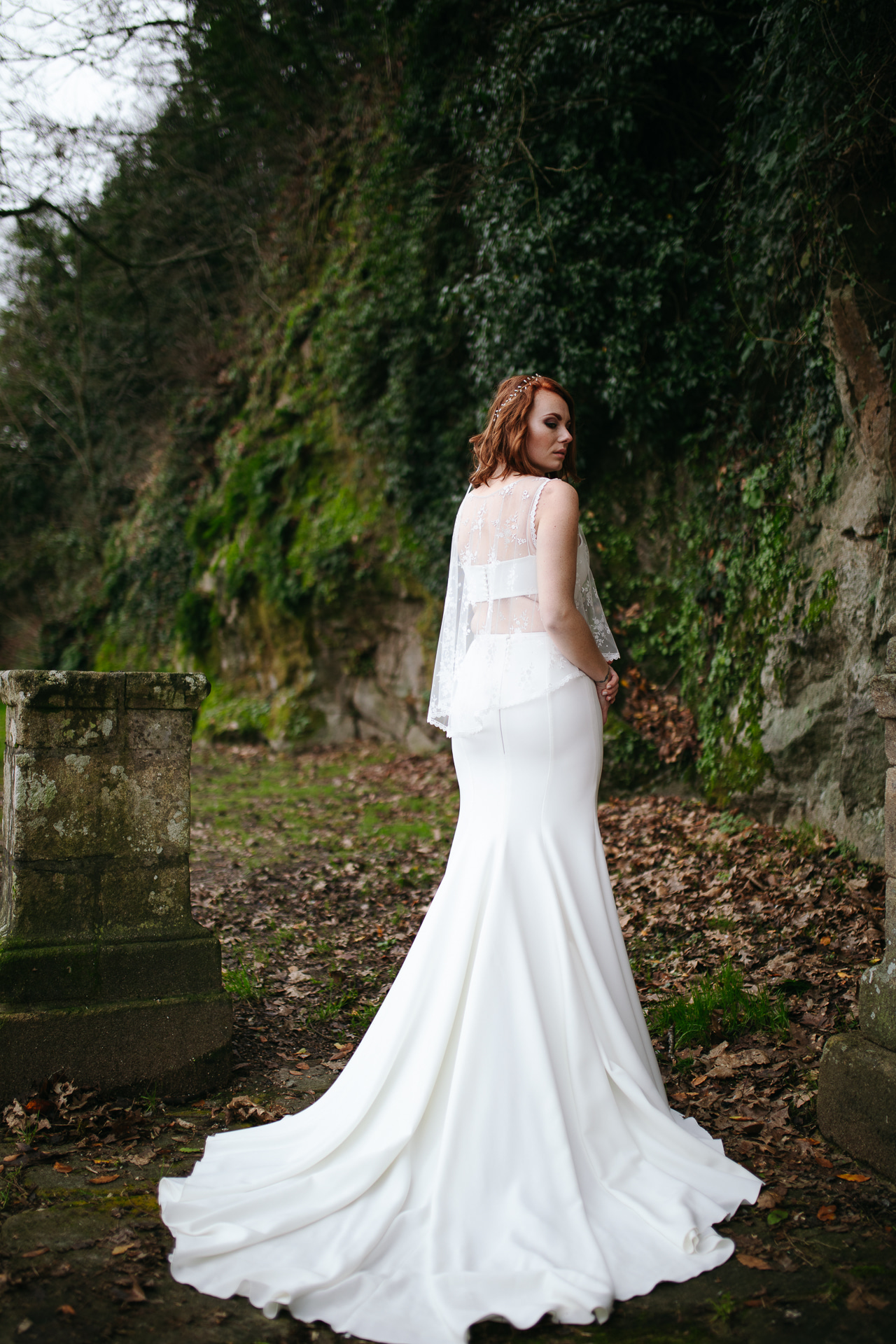 Femme portant une robe de mariée en dentelle en Bretagne.