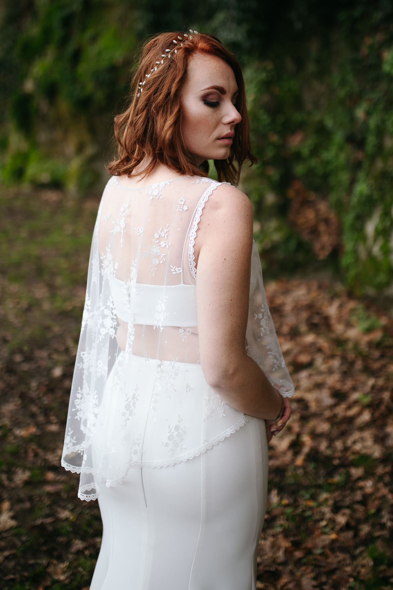 Femme portant une robe de mariée en dentelle en Bretagne.