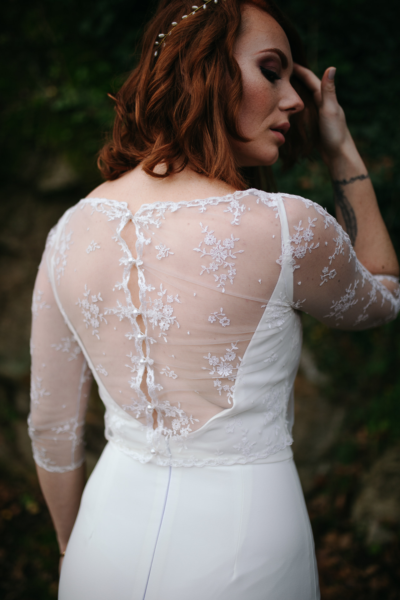 Femme portant une robe de mariée en dentelle en Bretagne.