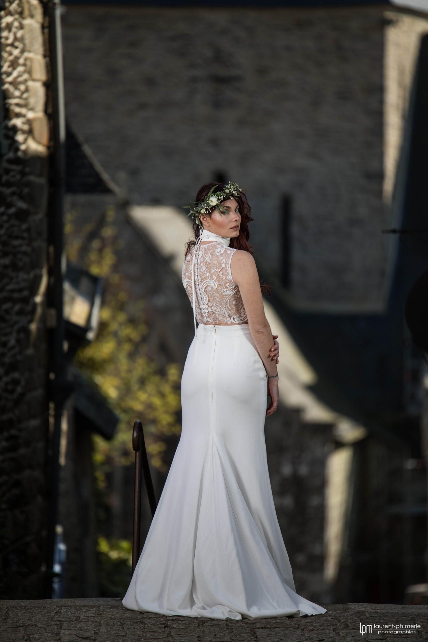 Femme portant une robe de mariée en dentelle en Bretagne.