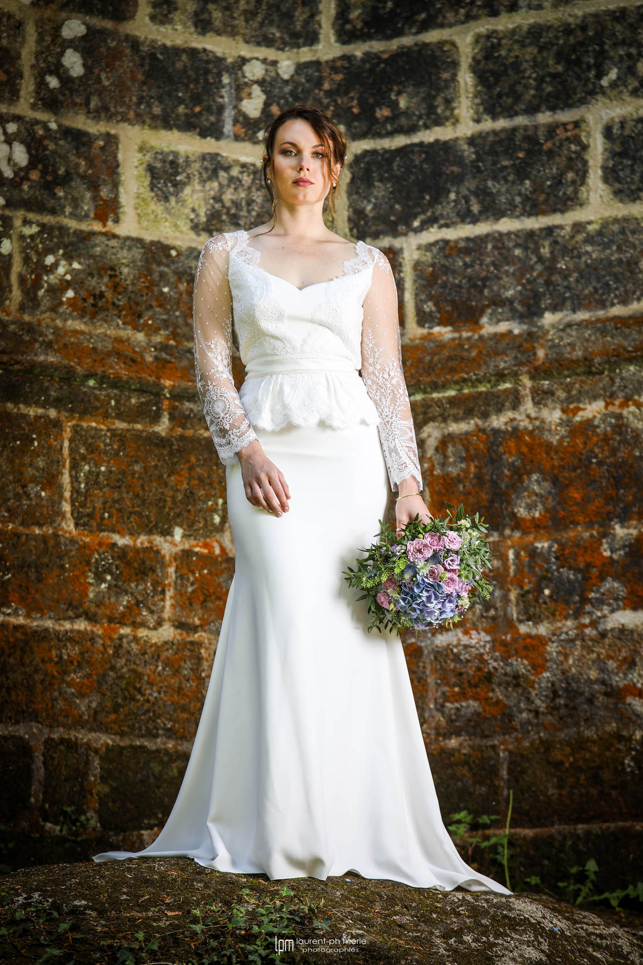 Femme portant une robe de mariée sirène en Bretagne.
