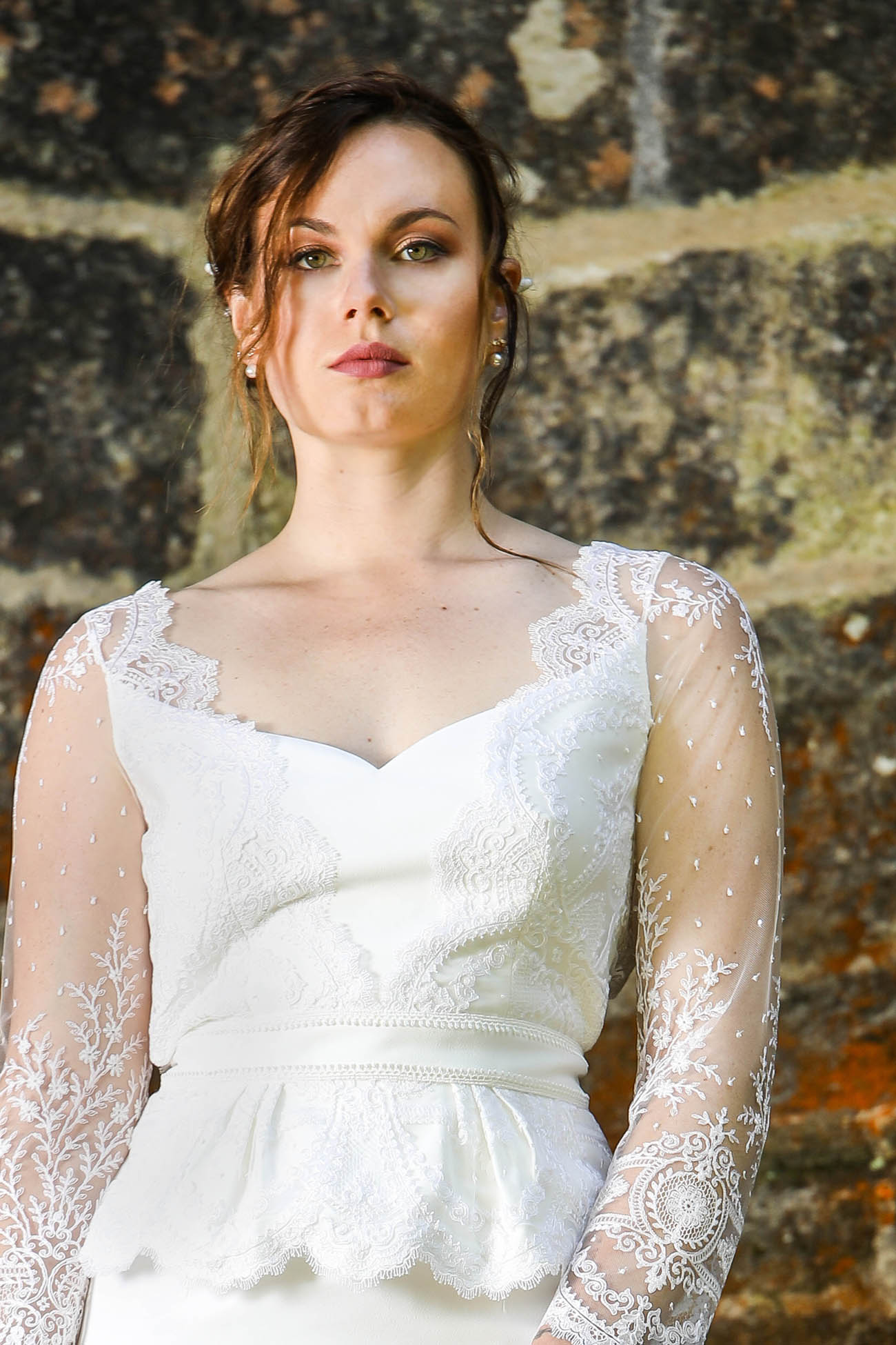 Femme portant une robe de mariée sirène en Bretagne.