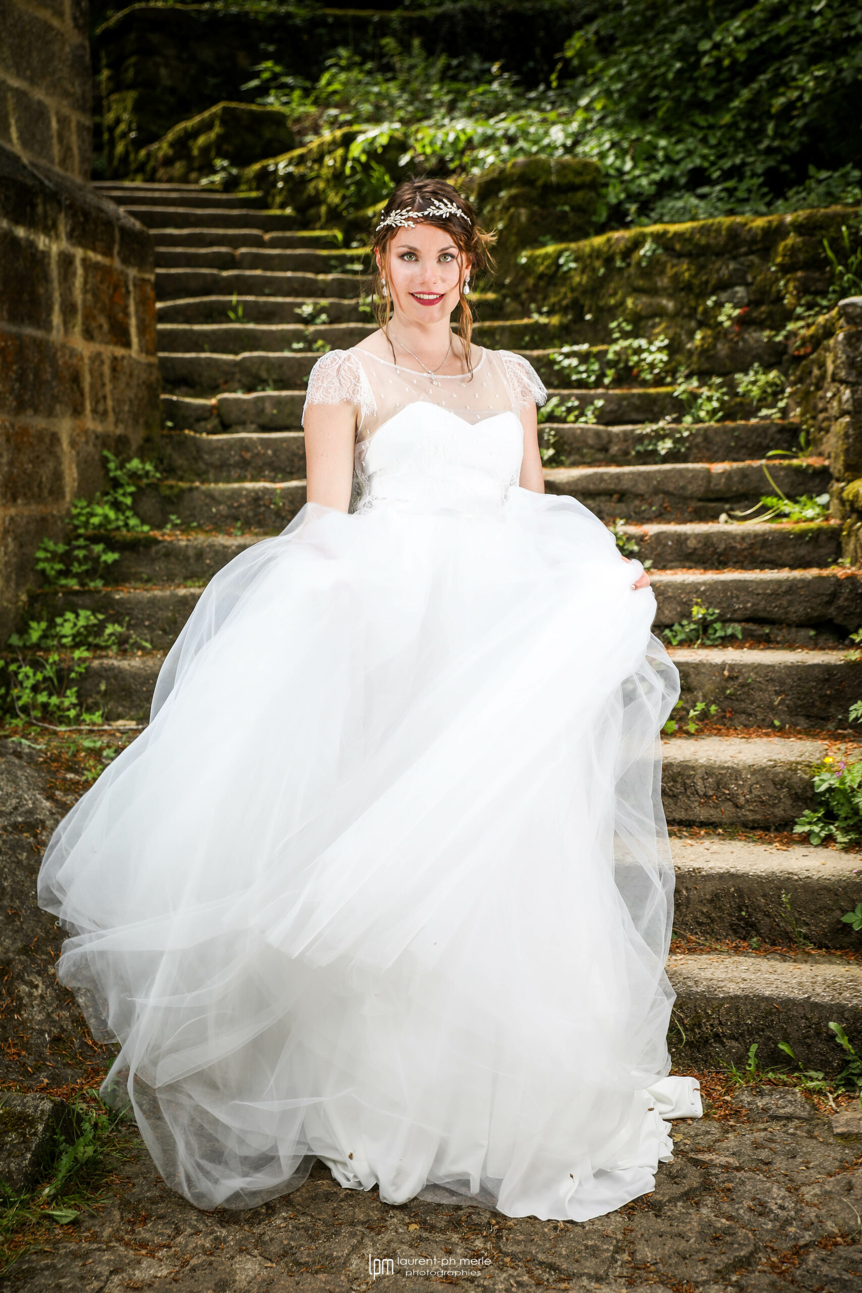 Femme portant une robe de mariée en dentelle en Bretagne.