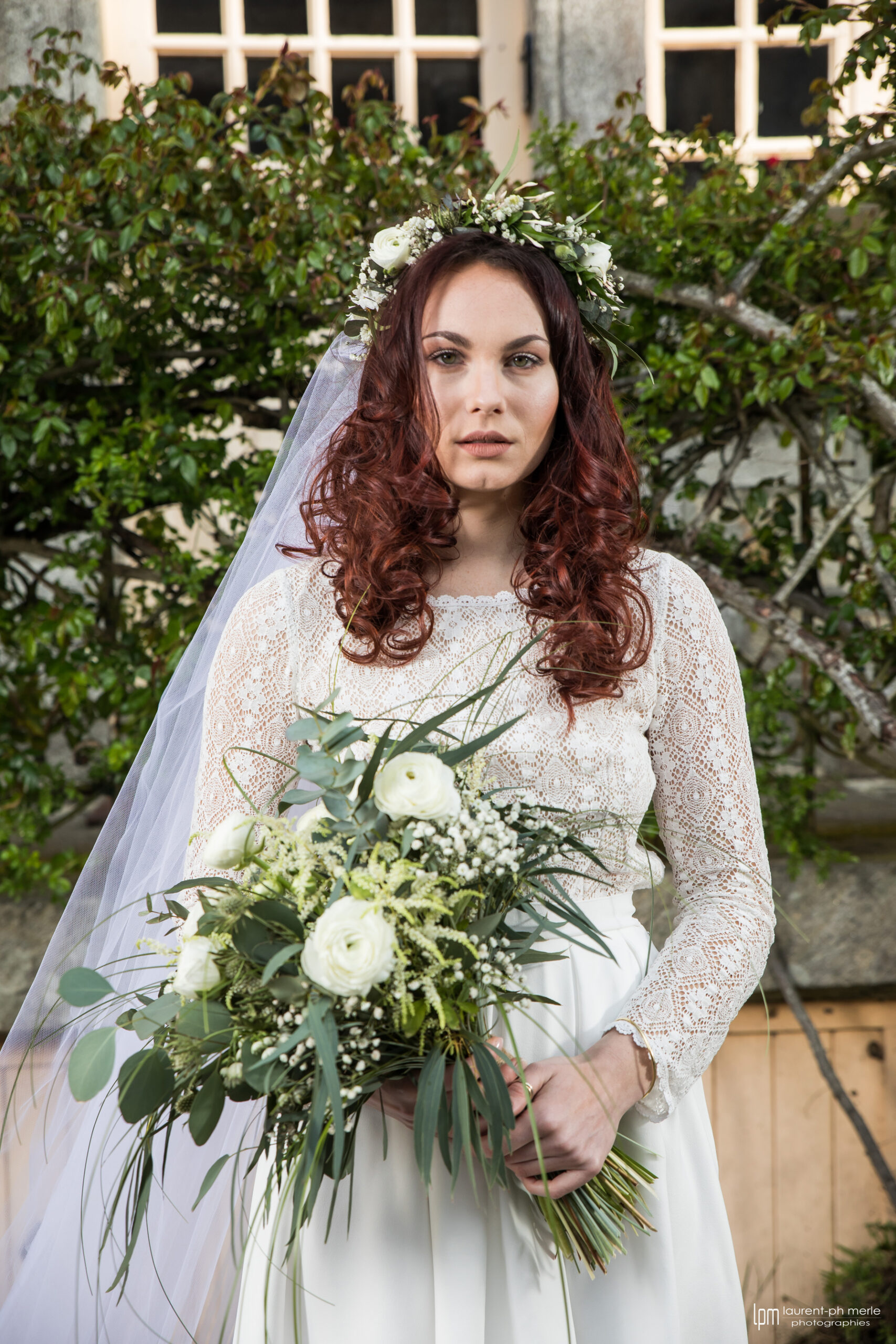 Femme portant une robe de mariée courte en dentelle en Bretagne.