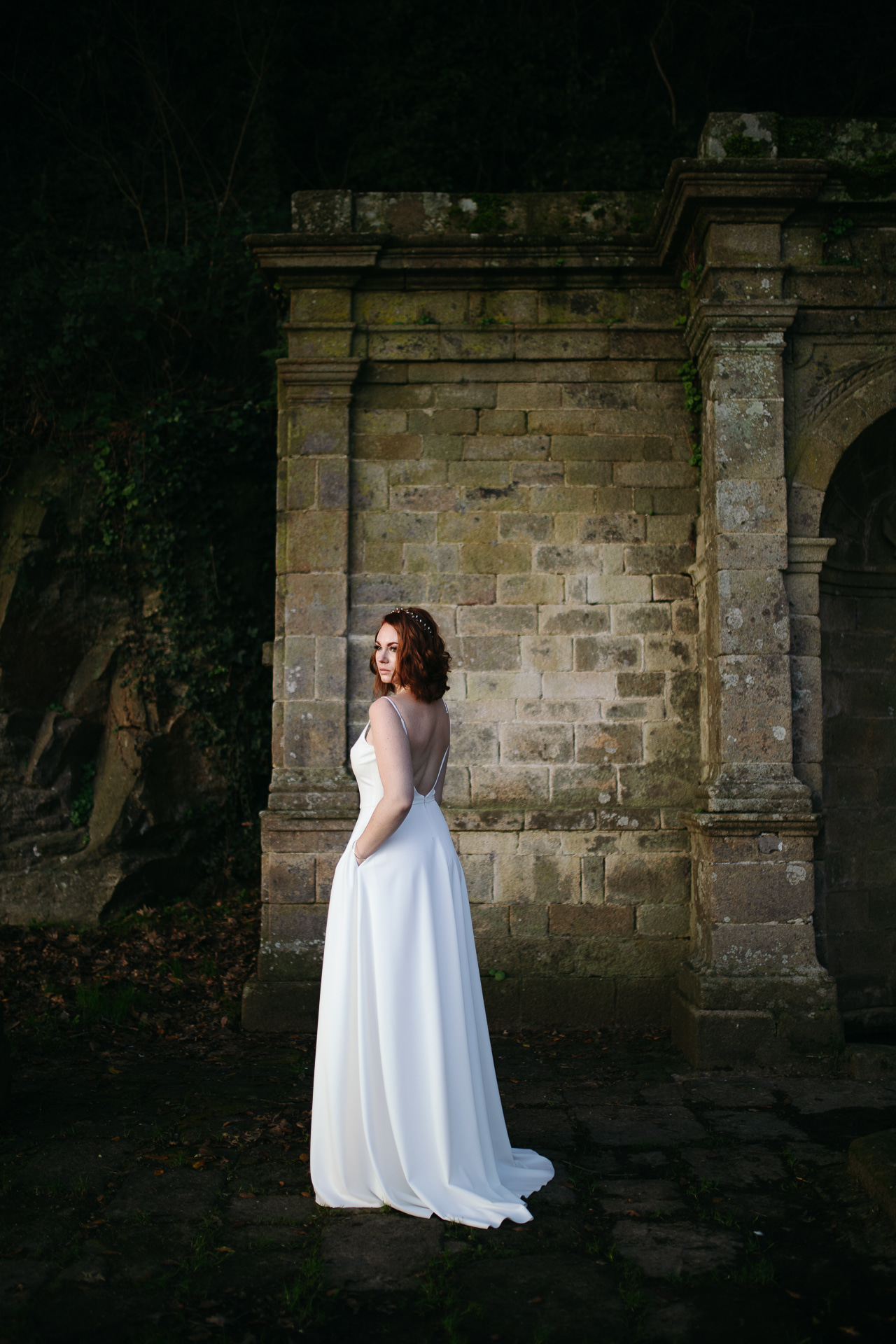 Femme portant une robe de mariée simple en Bretagne créée par Thom De Corbie.