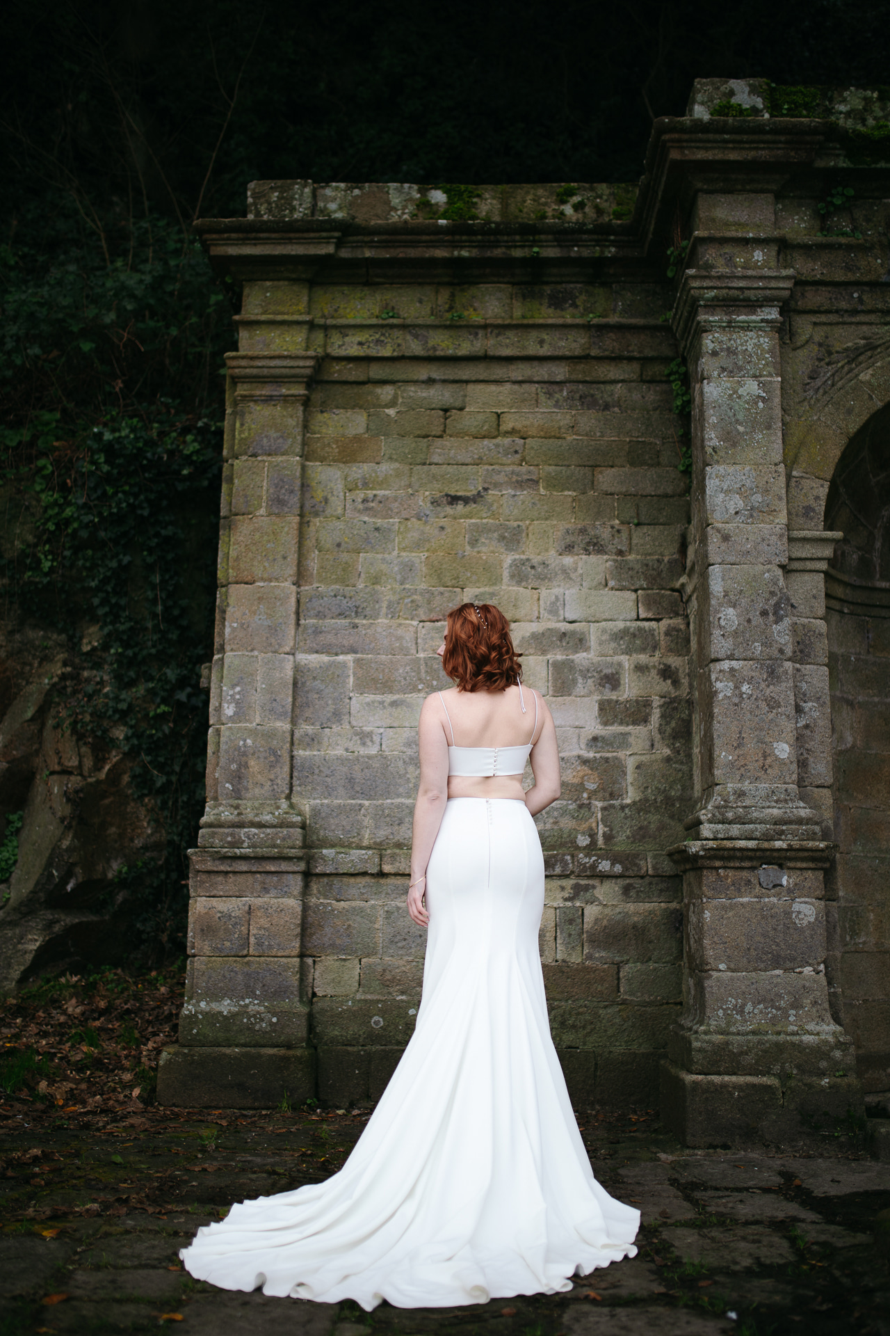 Femme portant une robe de mariée simple en Bretagne créée par Thom De Corbie.