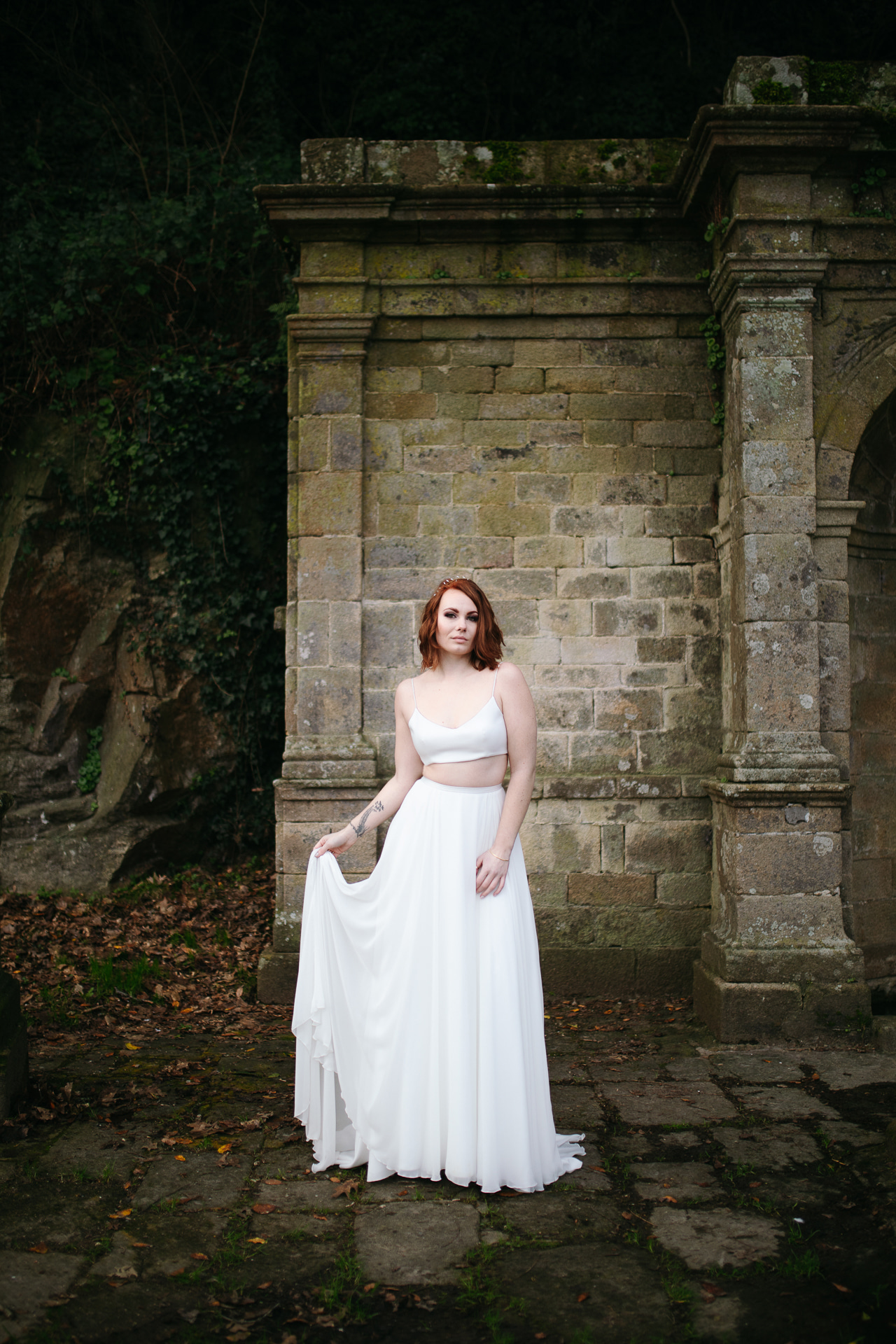 Femme portant une robe de mariée simple en Bretagne créée par Thom De Corbie.
