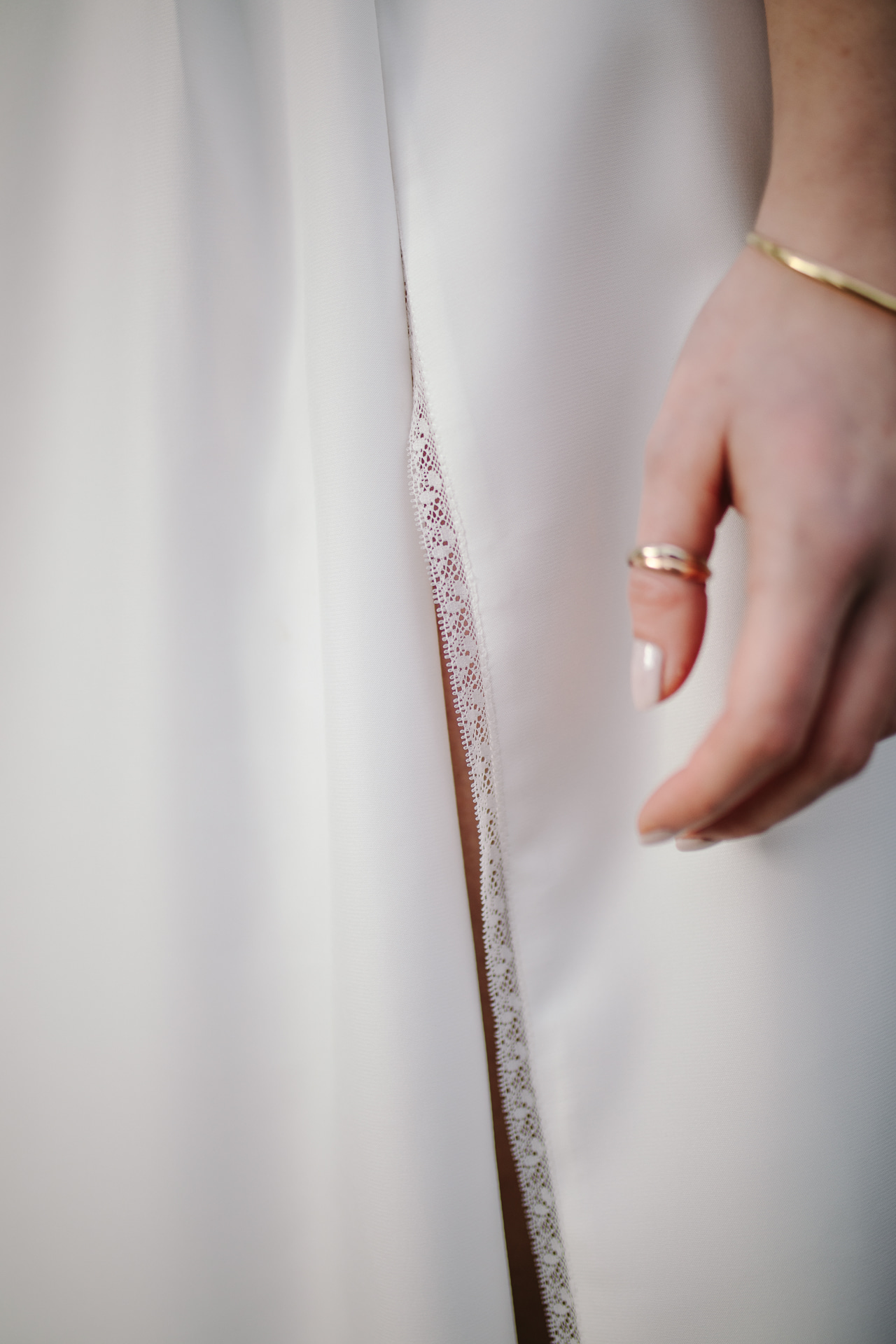 Femme portant une robe de mariée simple en Bretagne créée par Thom De Corbie.