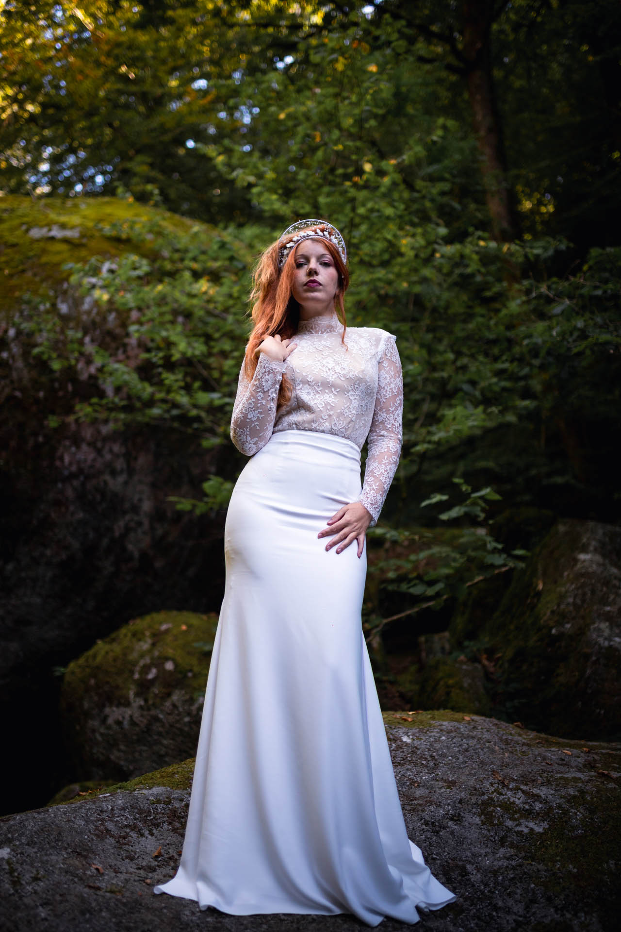 Femme portant une robe de mariée en dentelle en Bretagne.