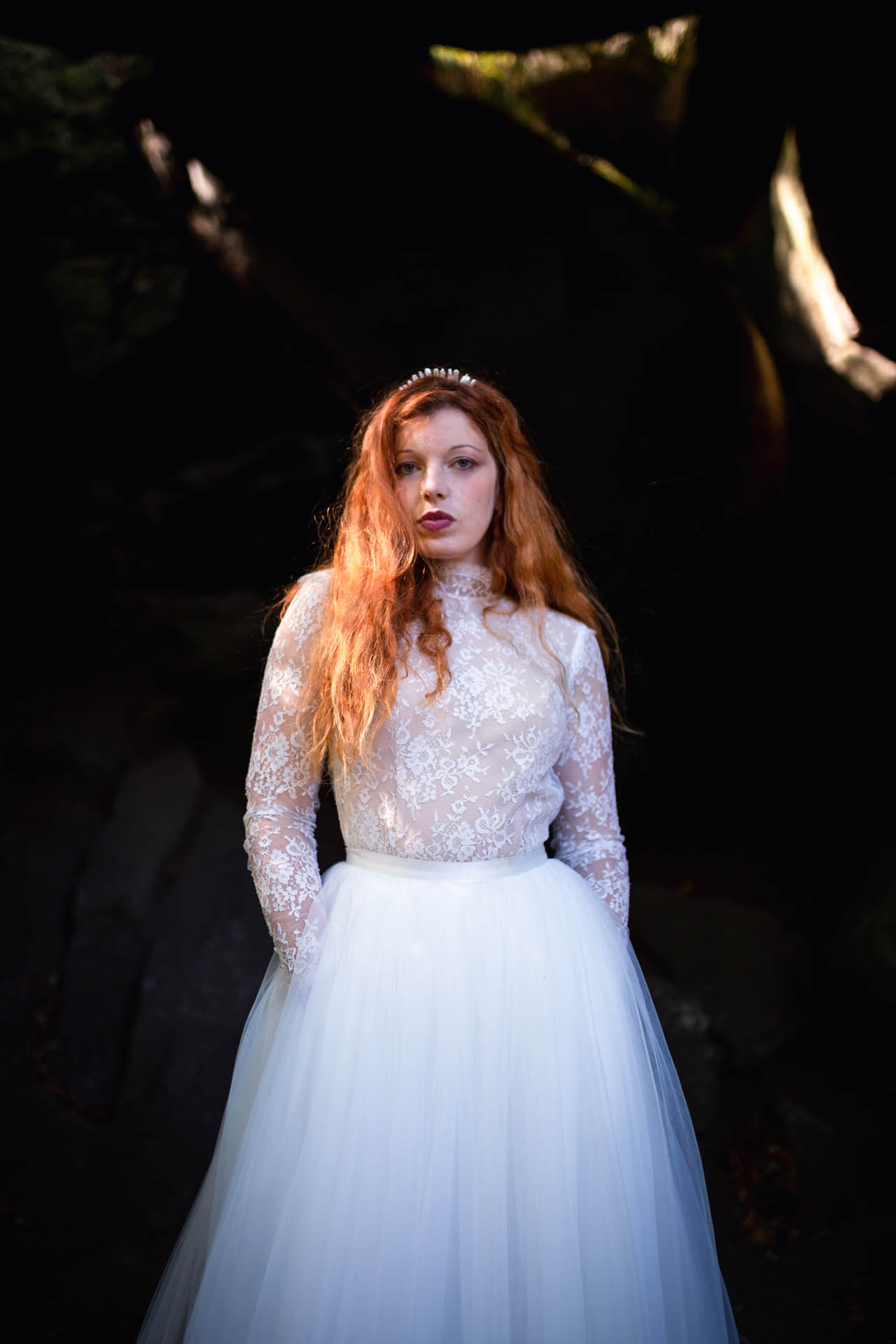 Femme portant une robe de mariée en dentelle en Bretagne.