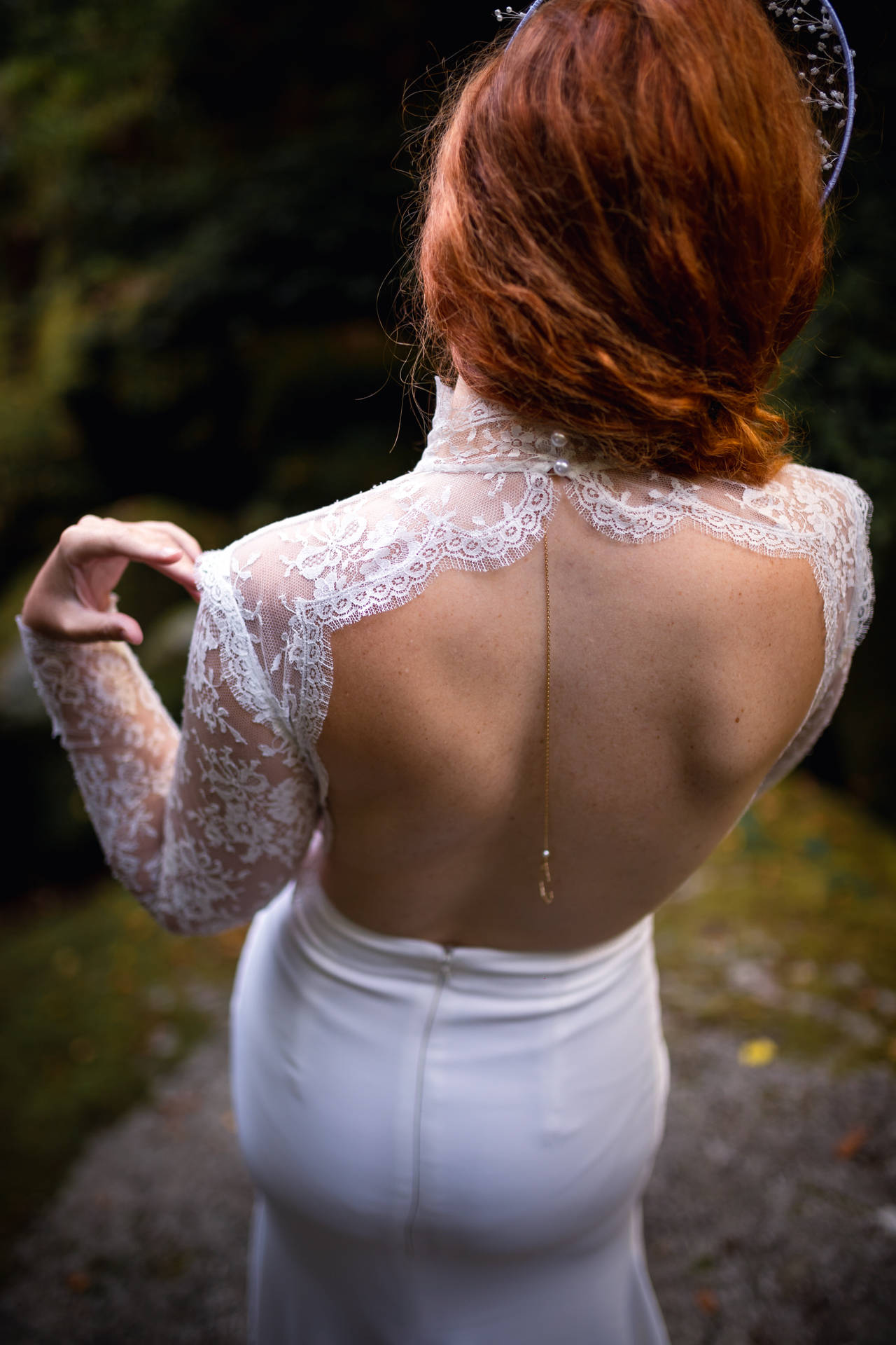 Femme portant une robe de mariée en dentelle en Bretagne.