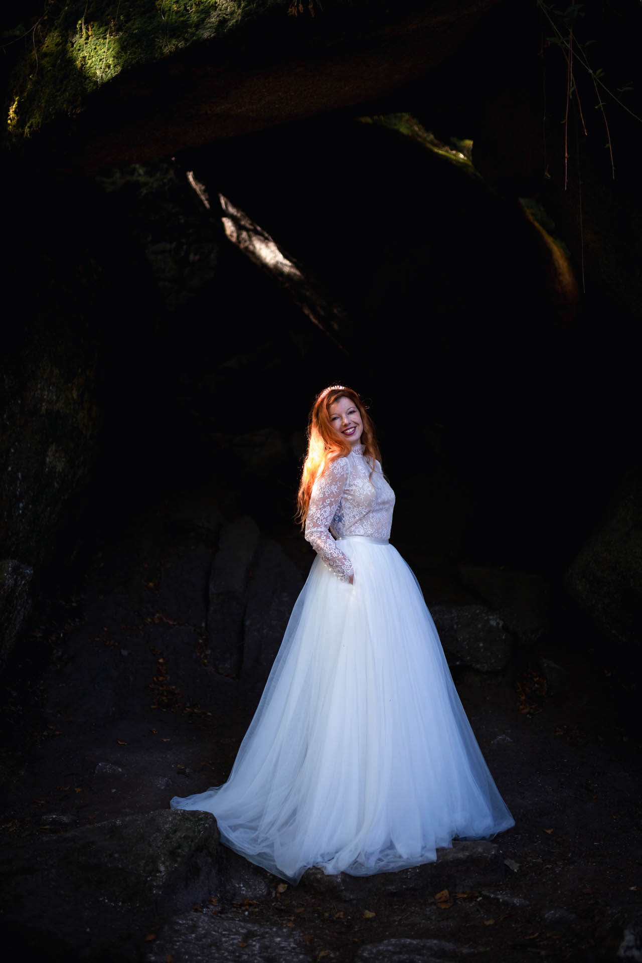 Femme portant une robe de mariée en dentelle en Bretagne.