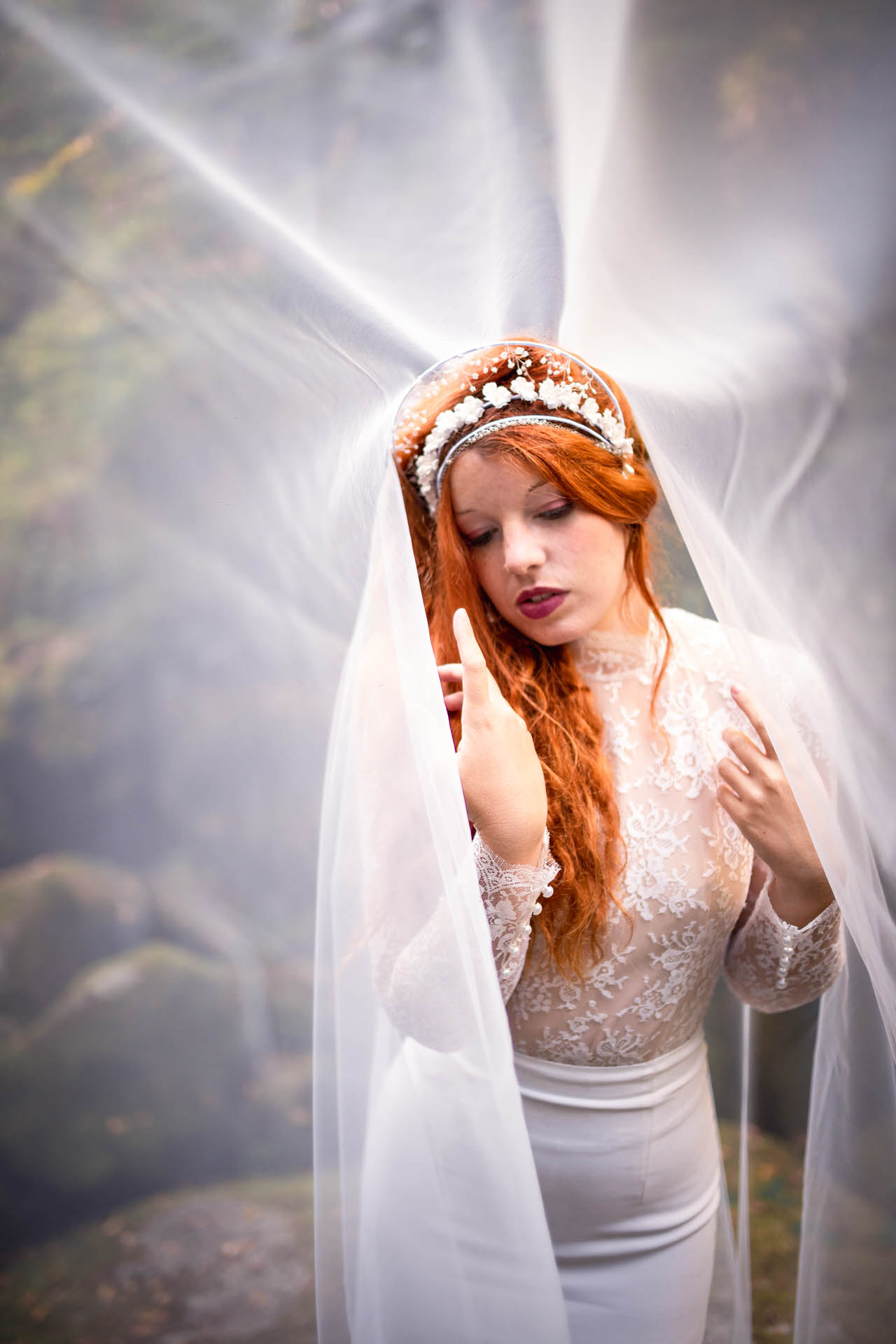 Femme portant une robe de mariée en dentelle en Bretagne.