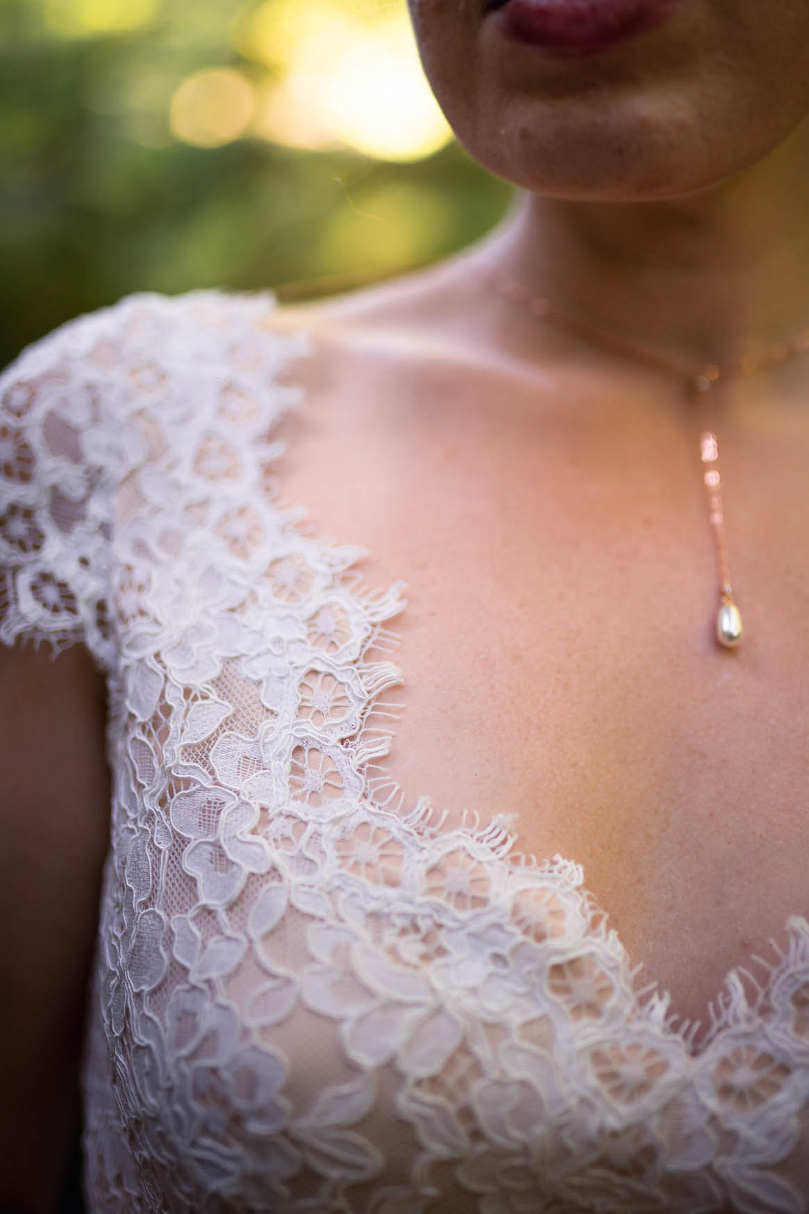 Femme portant une robe de mariée en dentelle en Bretagne.