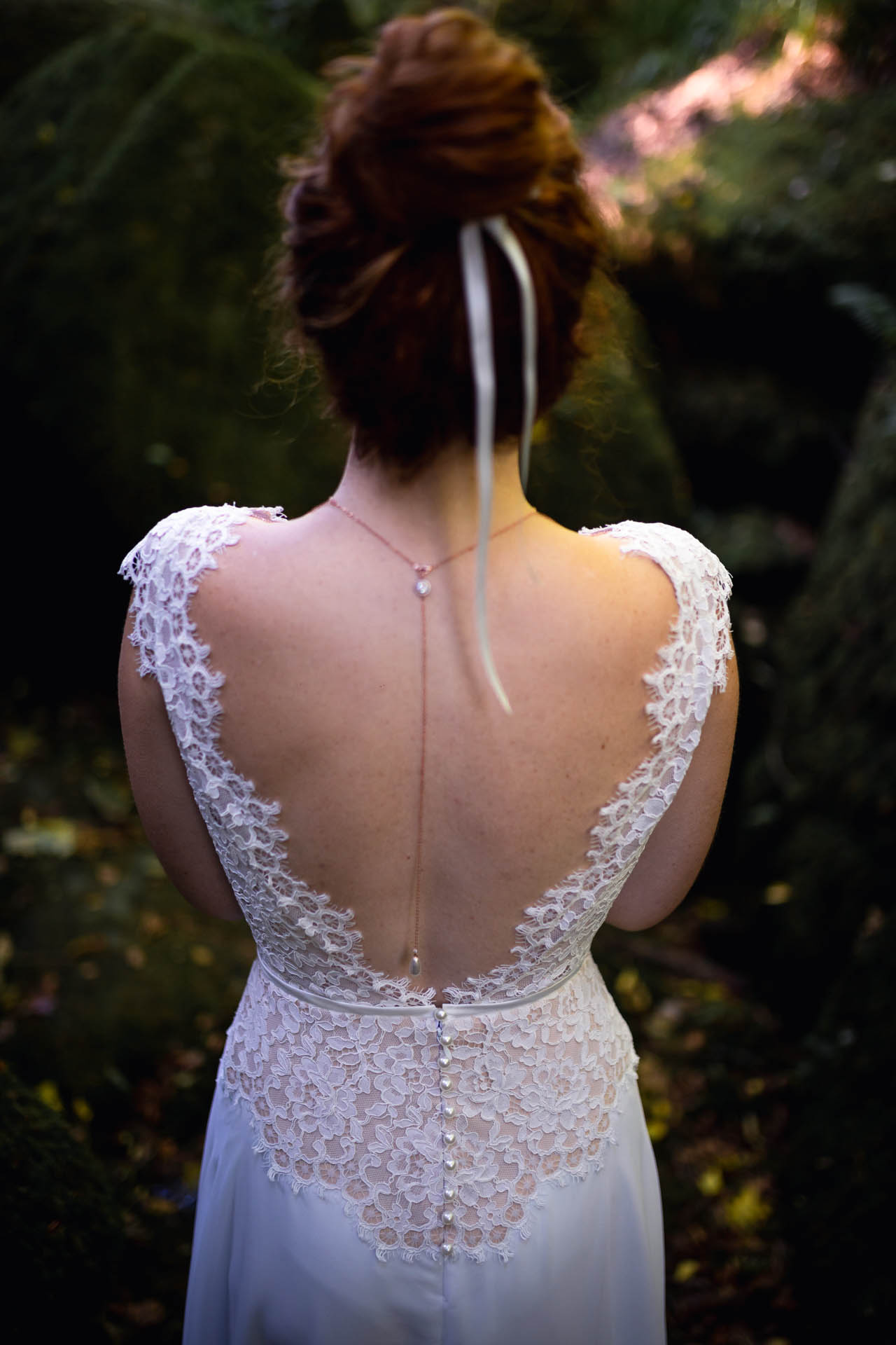 Femme portant une robe de mariée en dentelle en Bretagne.