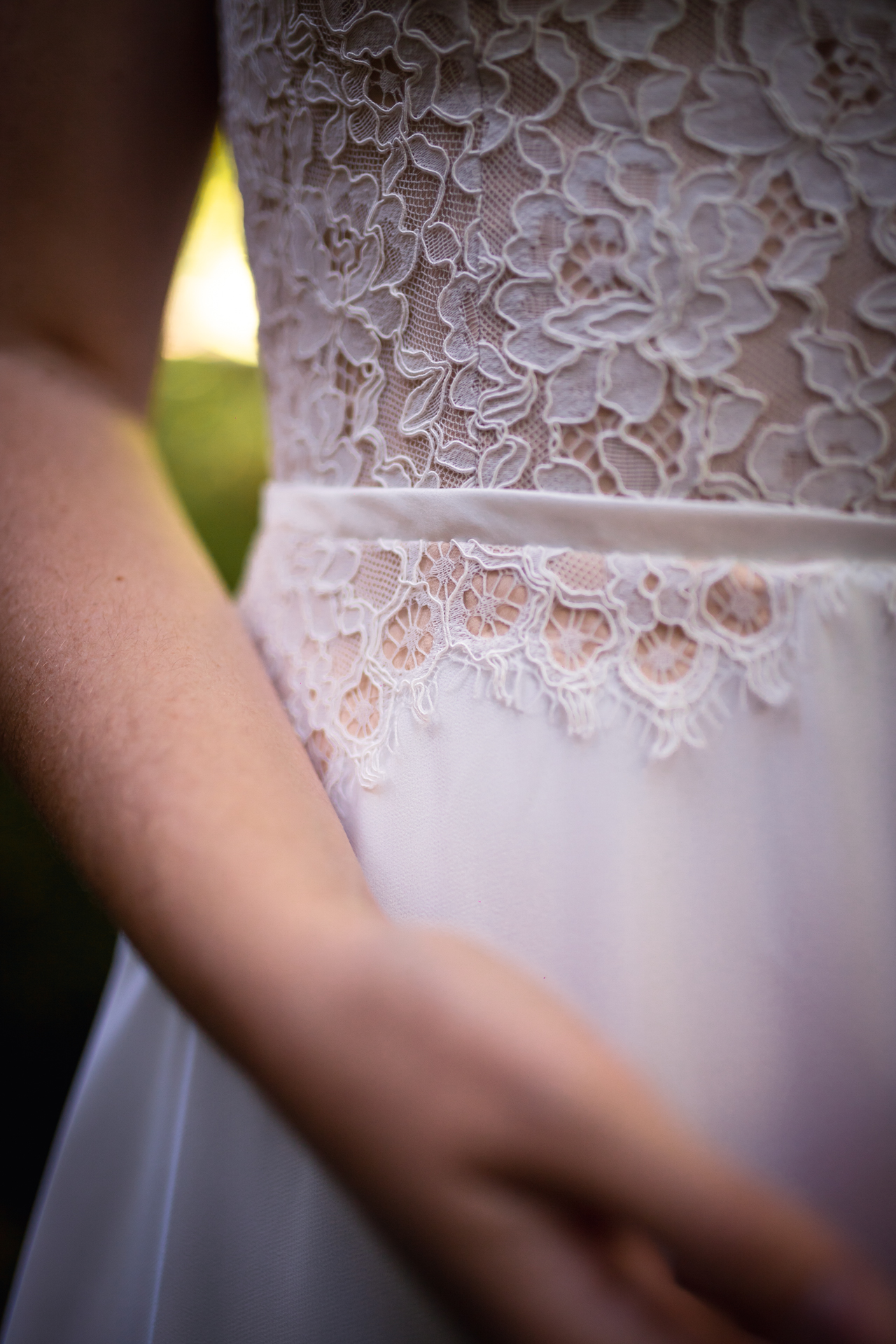 Femme portant une robe de mariée en dentelle en Bretagne.