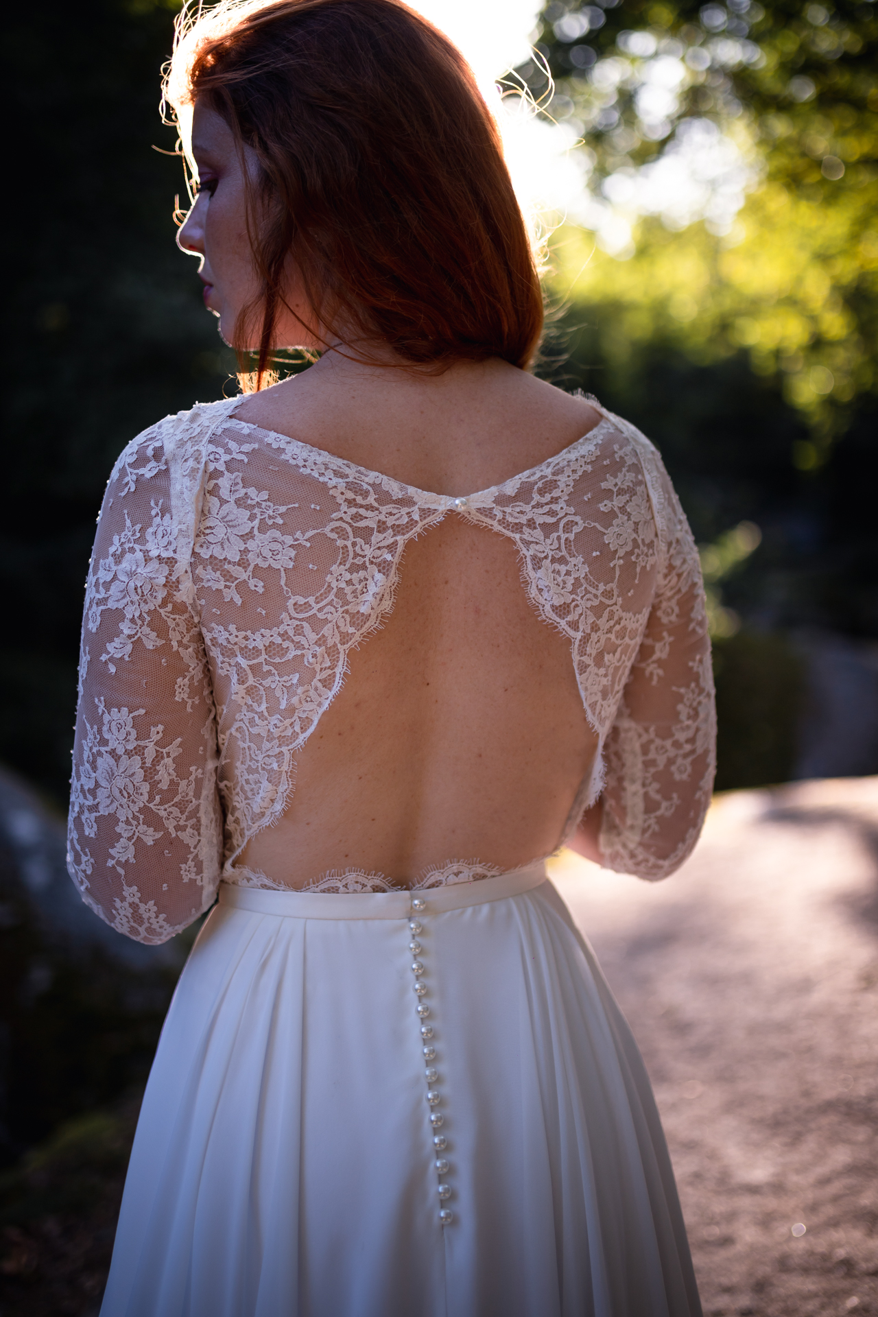 Femme portant une robe de mariée en dentelle en Bretagne.