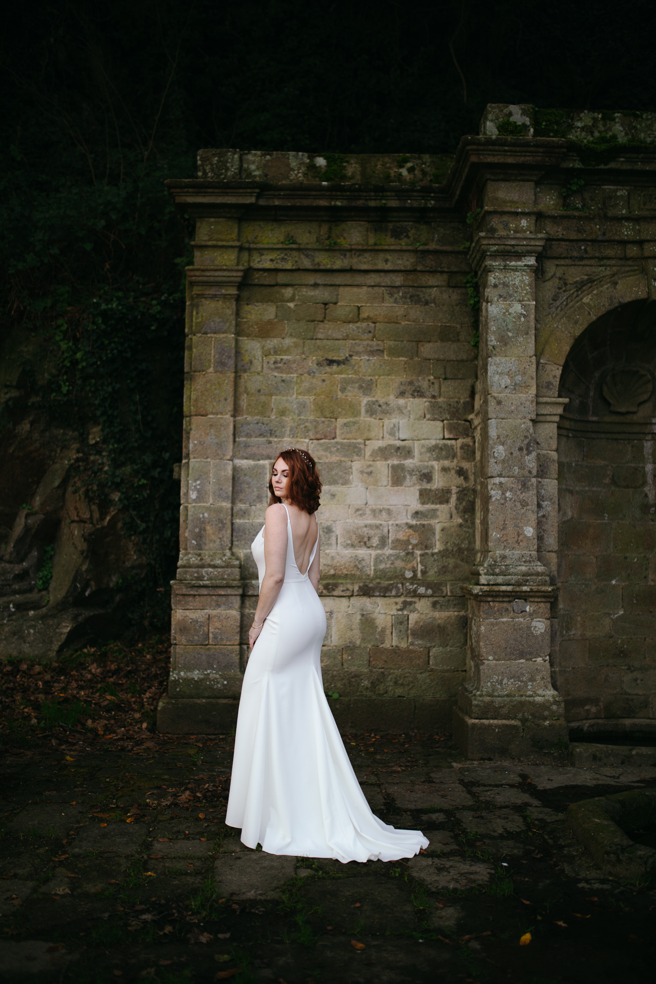 Femme portant une robe de mariée simple en Bretagne créée par Thom De Corbie.