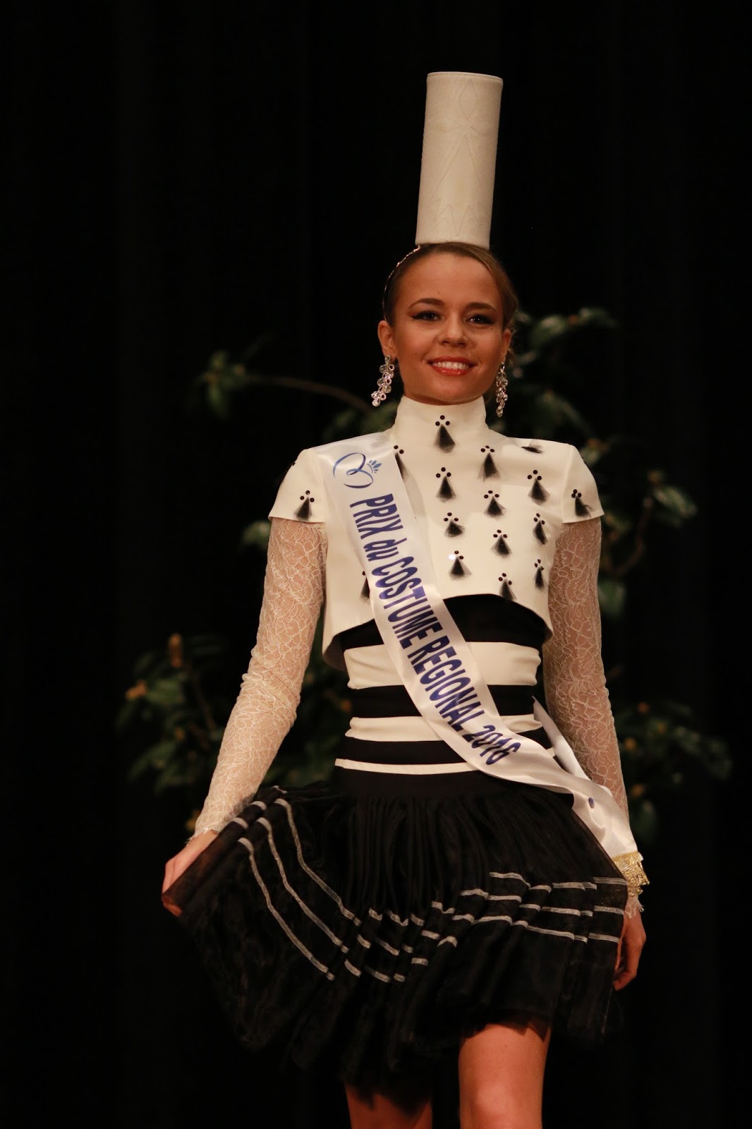 Mauranne Bouzza Miss Morbihan 2016 portant la robe régionale de Bretagne crée par Thom De Corbie.