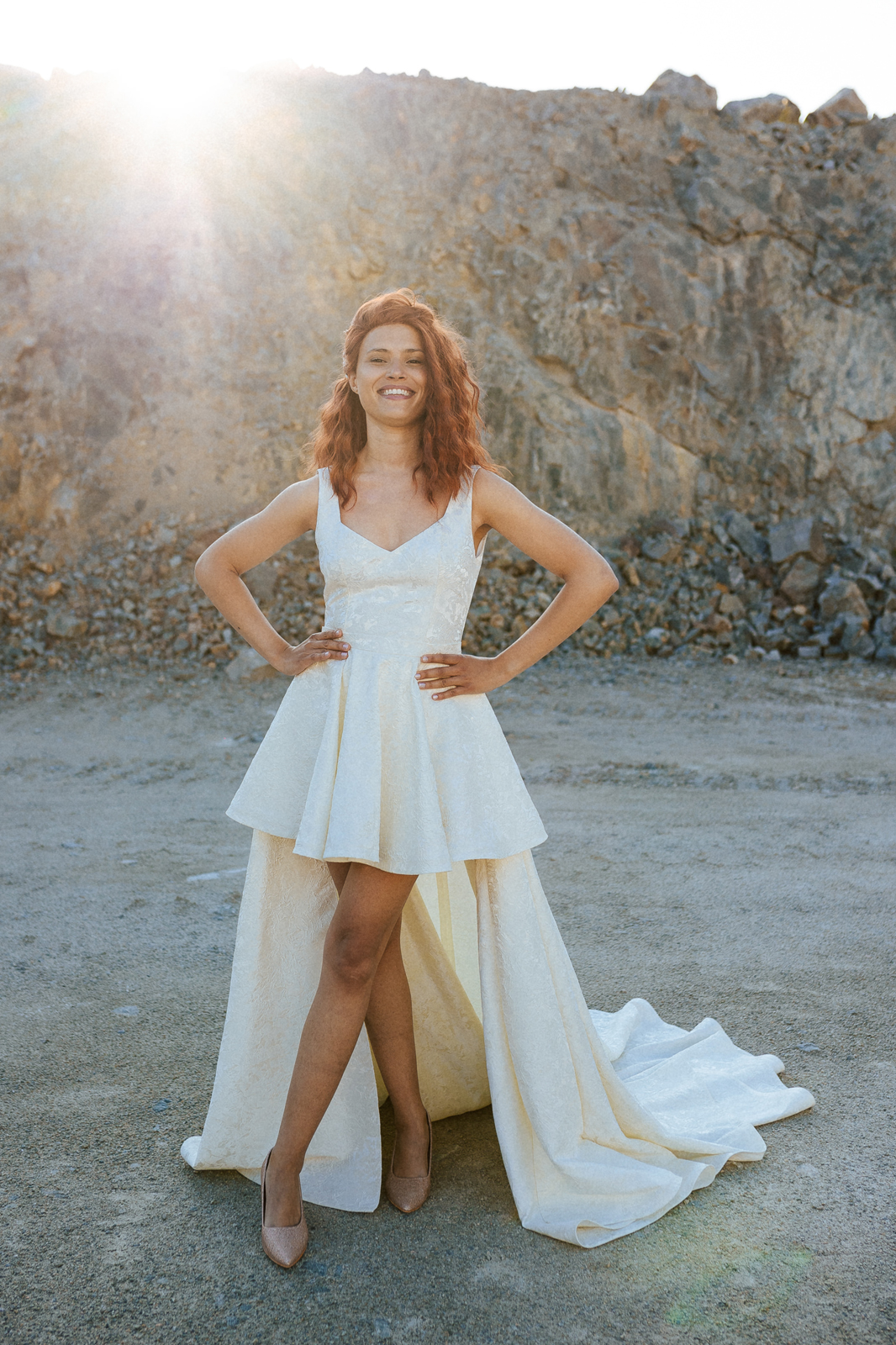 Femme rousse portant une robe de mariée de créateur asymétrique sur-mesure.