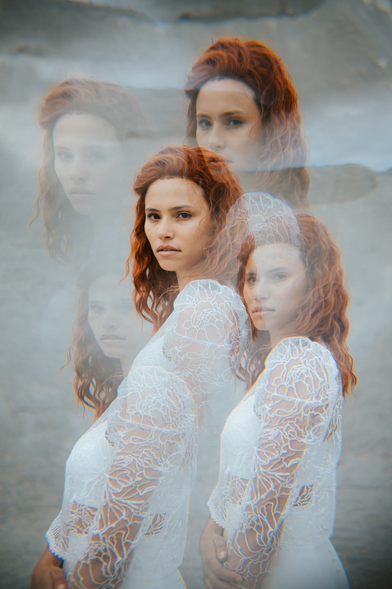 Femme rousse portant une robe de mariée de créateur sur-mesure en Bretagne.