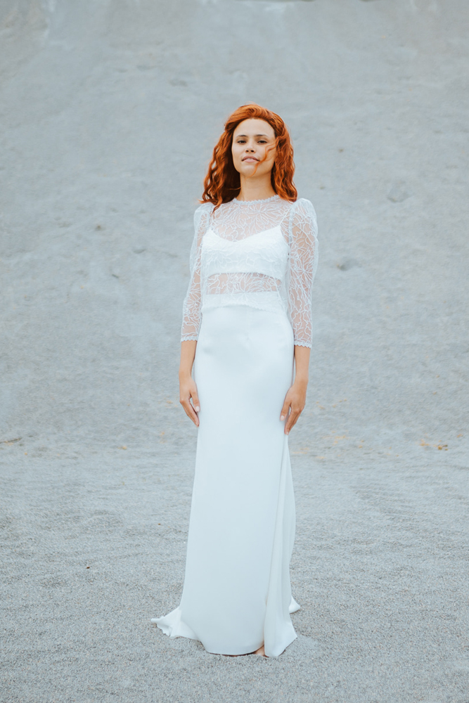 Femme rousse portant une robe de mariée de créateur sirène en dentelle sur-mesure en Bretagne.