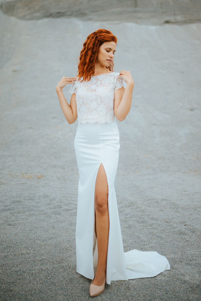 Femme rousse portant une robe de mariée sirène de créateur en dentelle sur-mesure en Bretagne.