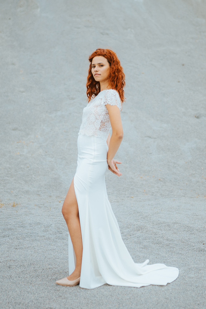 Femme rousse portant une robe de mariée sirène de créateur en dentelle sur-mesure en Bretagne.